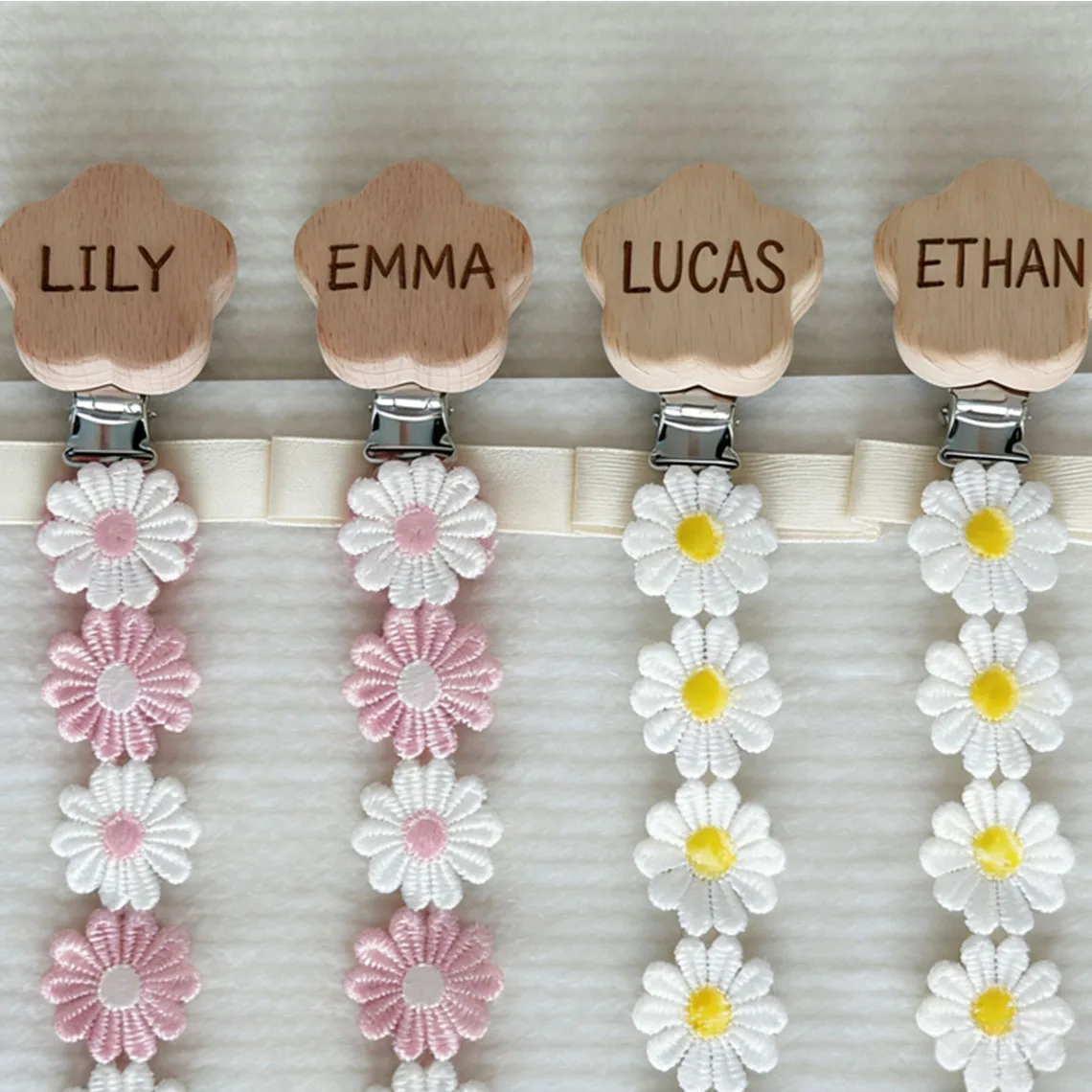 

Держатель для сосок с именной вышивкой, цепочка-клипса для пустышек, подарок на выписку/на рождение ребенка, с вышивкой в виде цветов