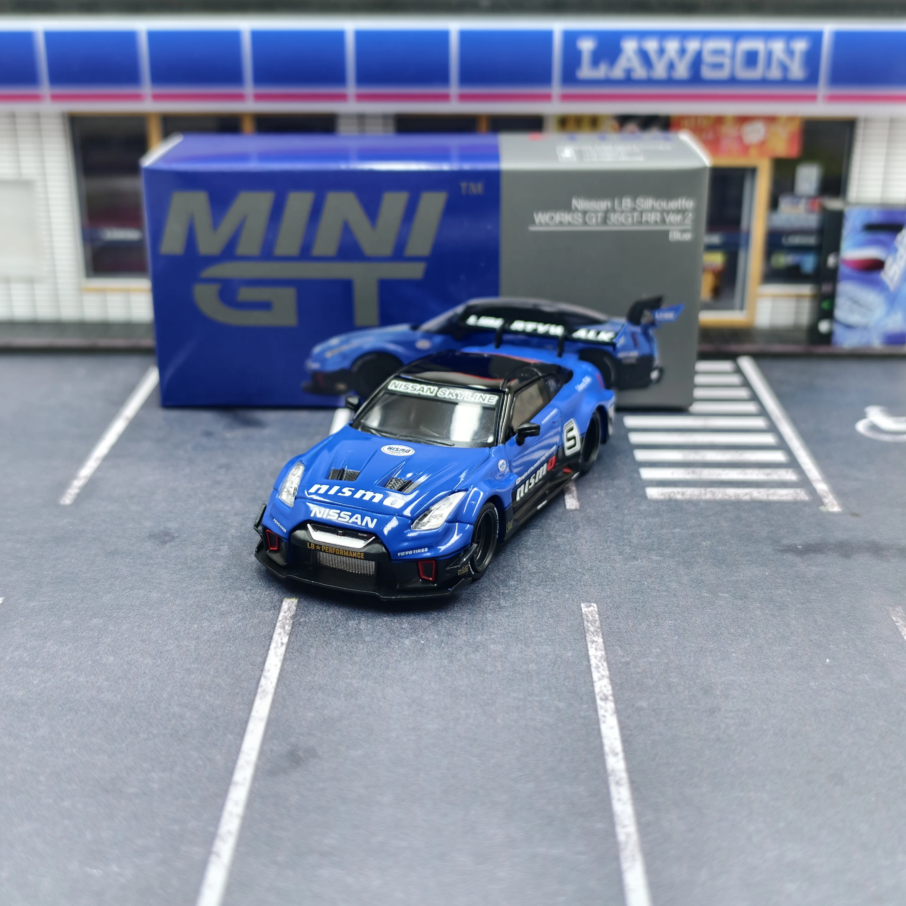 

MINIGT #1124 1:64 Nissan GTR R35 LBWK Wide Body Alloy Car Model Birthday Gift Desktop Decoration Collectible