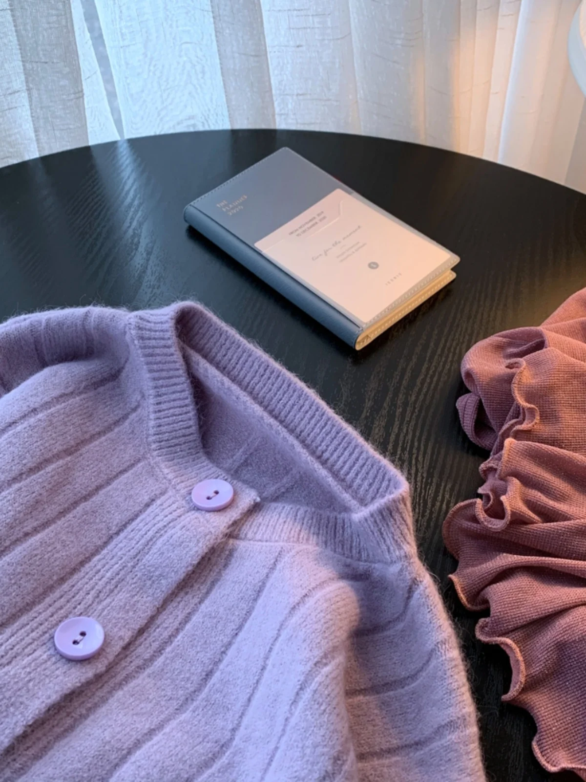 Kardigan damski z dzianiny w kolorze fioletowym, na wiosnę, wyszczuplający, w pionowe paski, jednolity kolor, casualowy, modny, dekolt w serek...