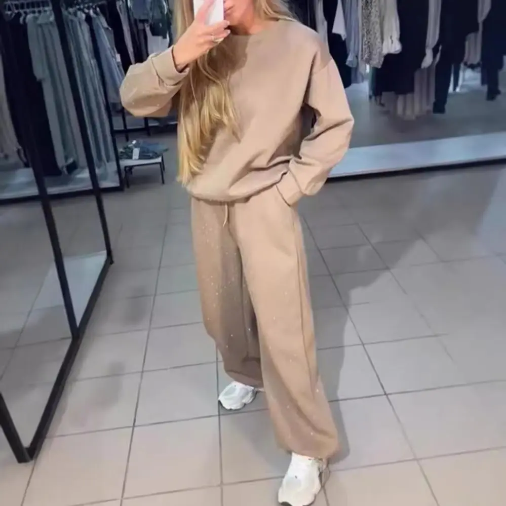 

Женский свободный костюм-двойка: свитшот с круглым вырезом и эластичной талией, украшенный стразами, для осени