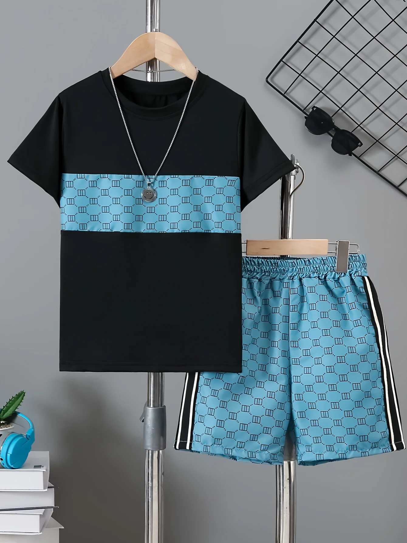 

2026 Arrival Black-Light Blue Repeating Geometric Logo Pattern Casual men's suit Y2K quick drying sports fitness T-shirt+shorts