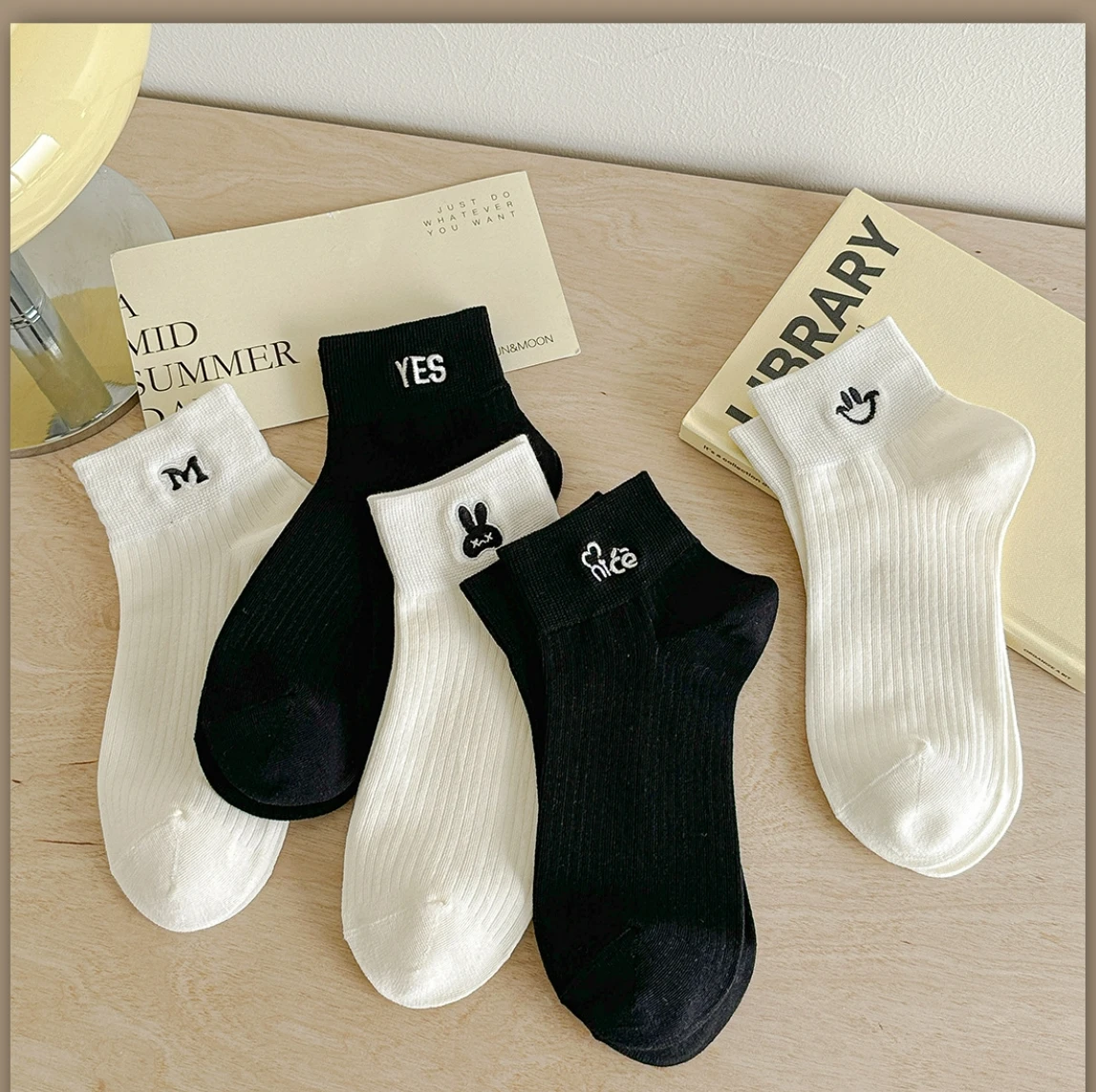 5 Pairs of WOMEN\'S Summer Black and White Thin Embroidered Short Tube Trendy Smiling Face Letter Embroidered Socks