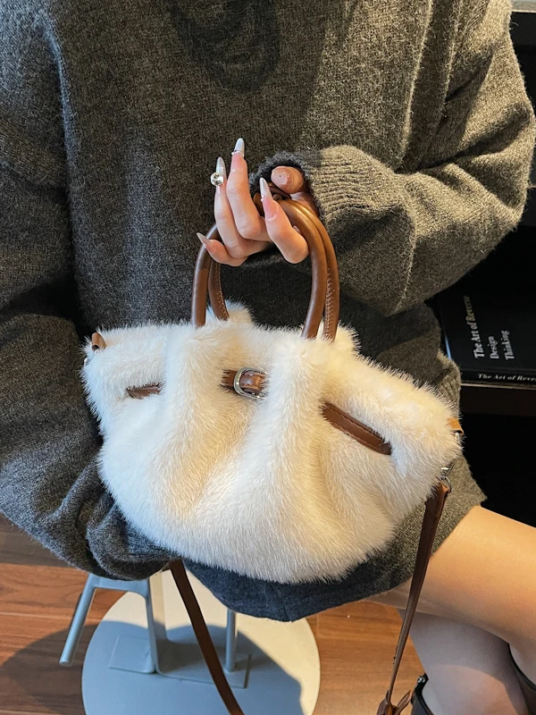 

Модная плюшевая сумка-тоут для женщин, сумка через плечо, сумка-корзина, осенне-зимняя новинка, повседневный простой стиль, однотонная.