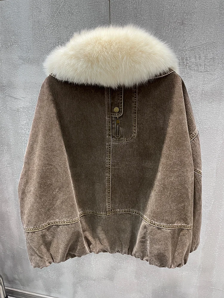 سترة نسائية شتوية جديدة لعام 2025 من قماش الدنيم ملابس خارجية فاخرة معاطف نسائية بياقة من فرو الثعلب الحقيقي سترة من ريش الإوز الطبيعي تخفيضات كبيرة