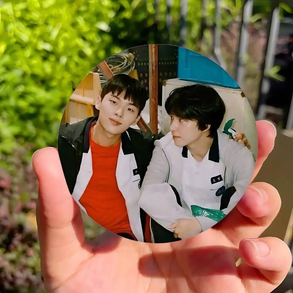 W-Weak Hero Class 1 شارات شارات دبابيس مستديرة كرتونية على ظهره سترة أزرار أكريليك دبابيس جمع الهدايا #5