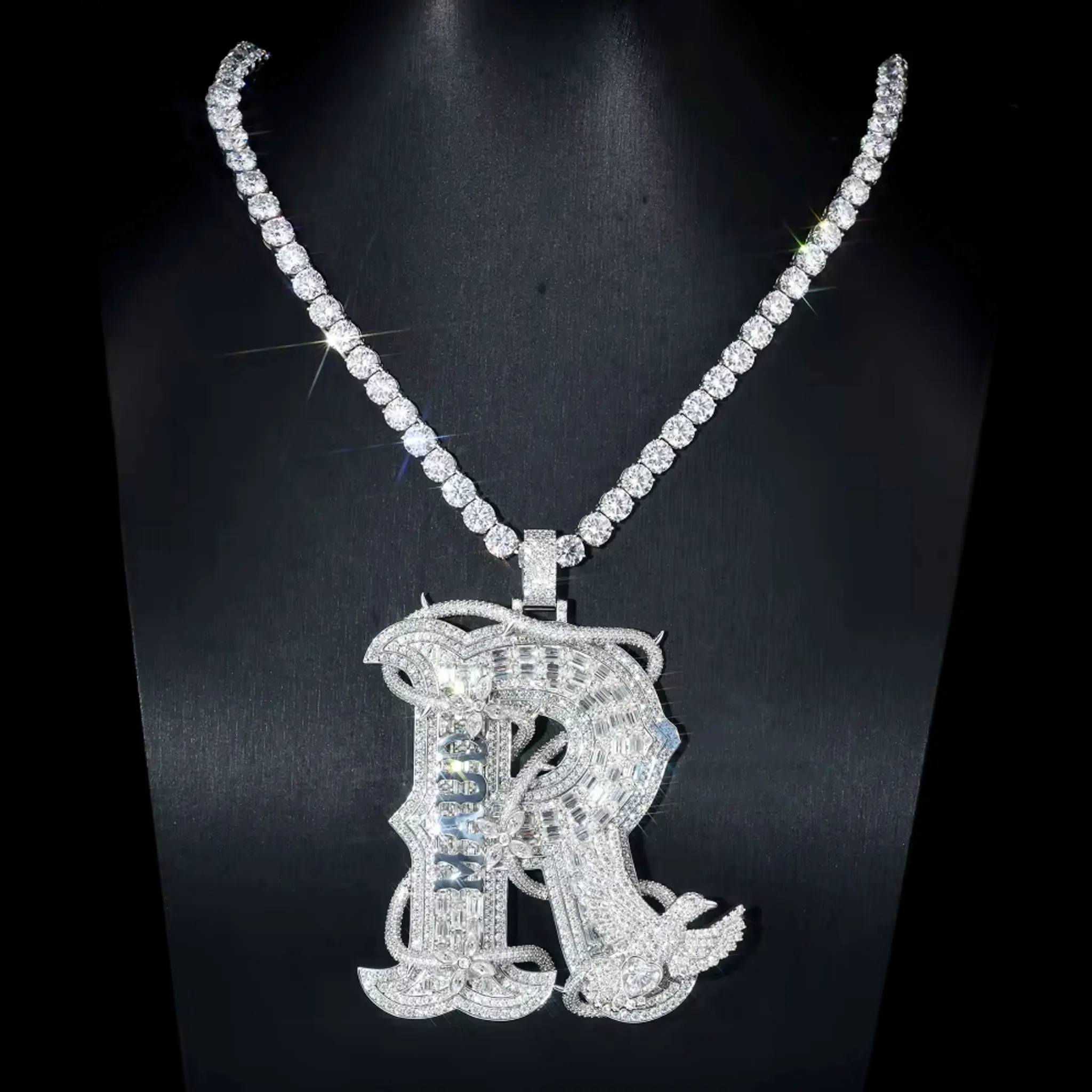LYEE CYEE sparkling hip-hop initials R flower pendant around the name can be paired with exquisite jewelry decoration by Cuban chain rap singers for both men and women's holiday gifts, anniversary gifts, birthday gifts, and unique jewelry