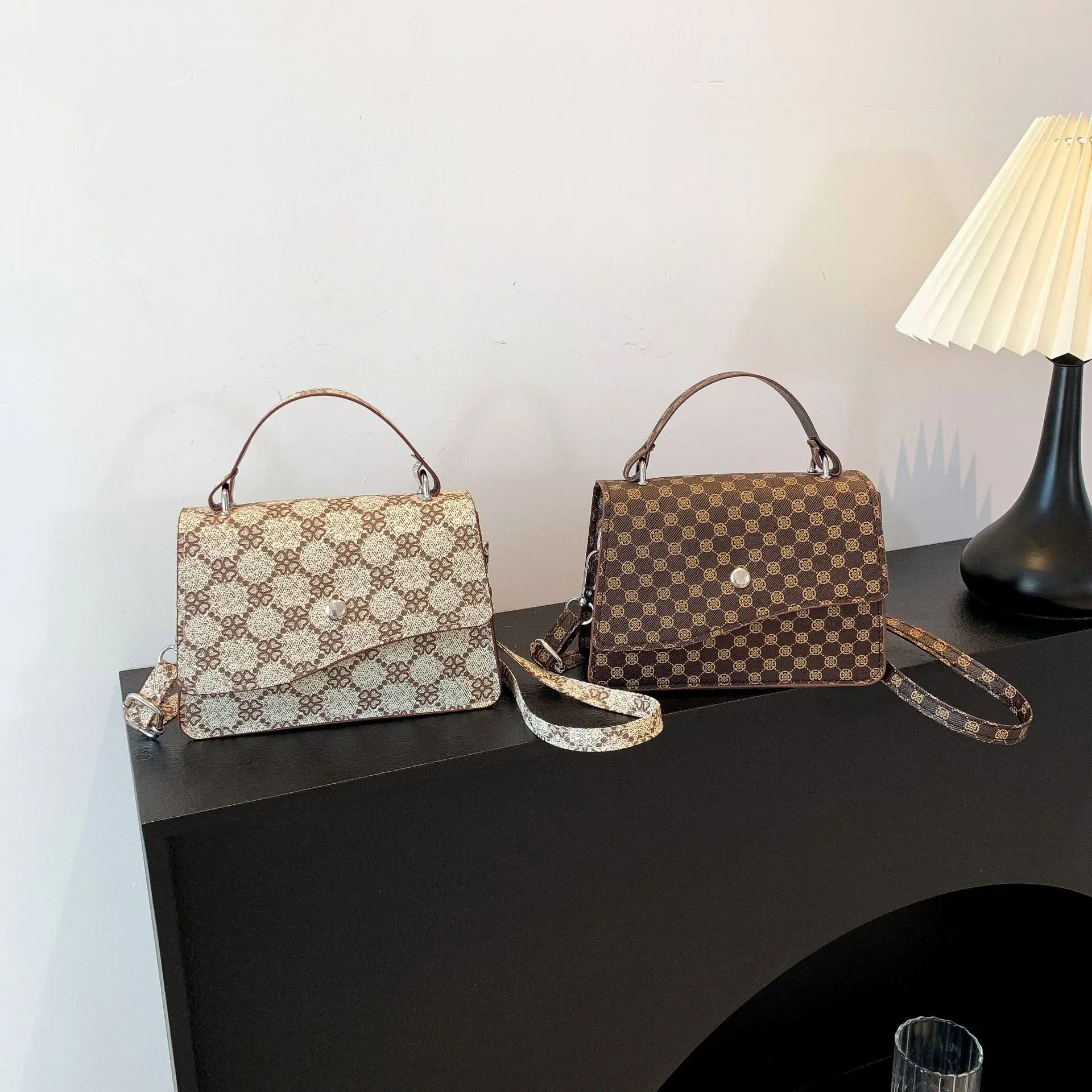 

Женская маленькая квадратная сумка — стильный модный дизайн, универсальная для переплета, на одно плечо и портативной одежды