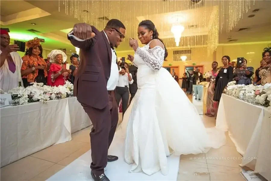 Maßgeschneidertes Meerjungfrau-Hochzeitskleid mit langen Ärmeln und Juwelenausschnitt, abnehmbarer Schleppe, sexy, Übergröße, Spitze, appliziert, maßgeschneidert, afrikanische Brida