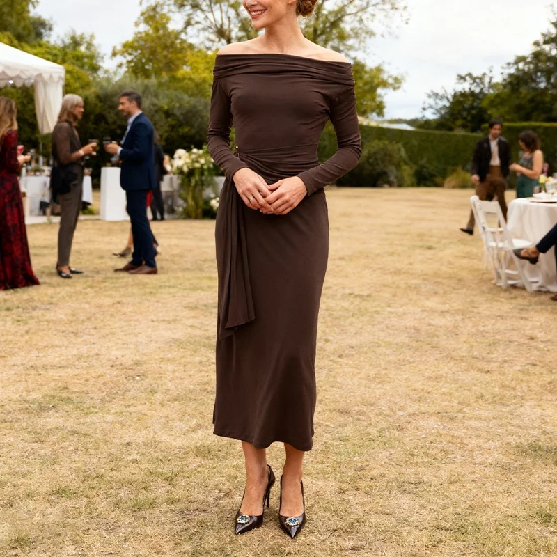 Winter nieuwe damesmode uit 2022, kraag met één lijn en losse manchetten aan de zoom maxi-jurk - elegant bruin.