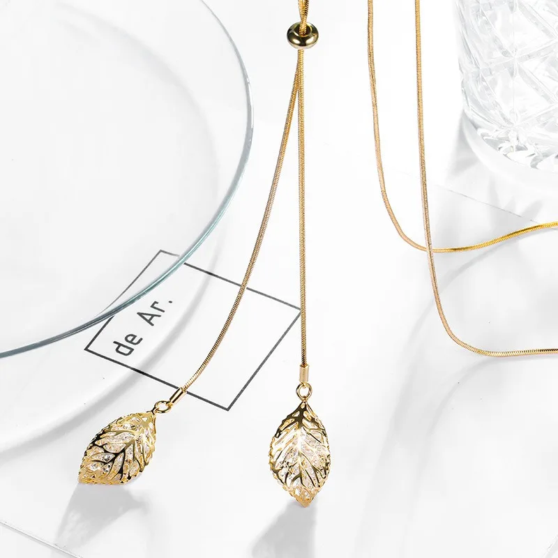 

A simple leaf-shaped knitted women's necklace, a long and versatile leaf pendant necklace