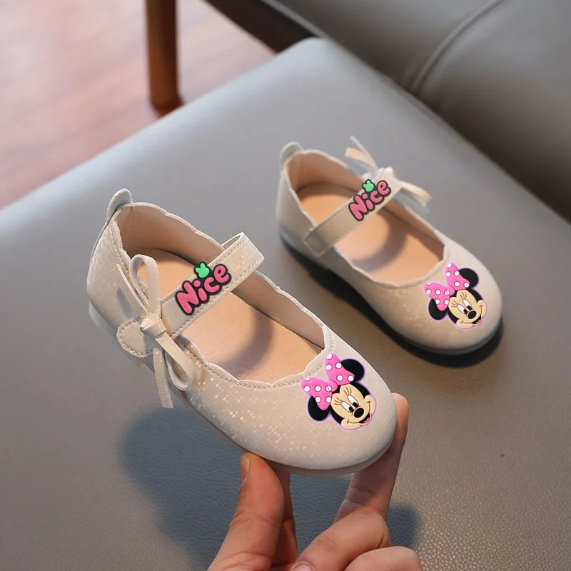 

Кожаная обувь для девочек Disney, весенне-осенняя детская повседневная обувь на мягкой подошве, летние сандалии с круглым носком и Микки Маусом для первых шагов, сандалии принцессы