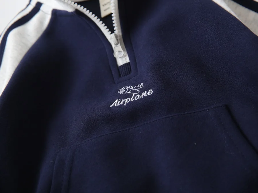 Sportlicher Kinder-Halbzip-Sweatshirt Herbst Farbblock Langarm-Pullover mit Flugzeug-Stickerei Lässige Jungen-Oberbekleidung – Detail 4