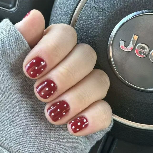 24 Stück Herbst- und Winter-Trend Retro Weinrot Polka Dot Kurze Quadratische Aufklebenägel Weiße Polka Dot Kirschrot Falsche Nägel