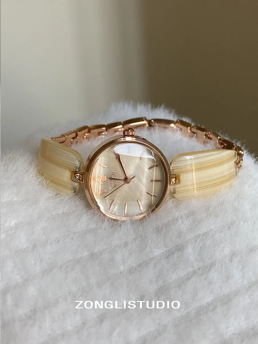 

Женские часы с бамбуковым узором. Стильный и минималистичный дизайн. Элегантные и изысканные женские наручные часы. Идеальный подарок для женщин.