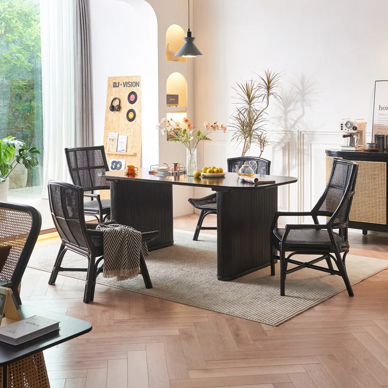 Scandinavische massief houten zwarte lange tafel en stoelcombinatie, eettafel voor klein appartementhotel-restaurant