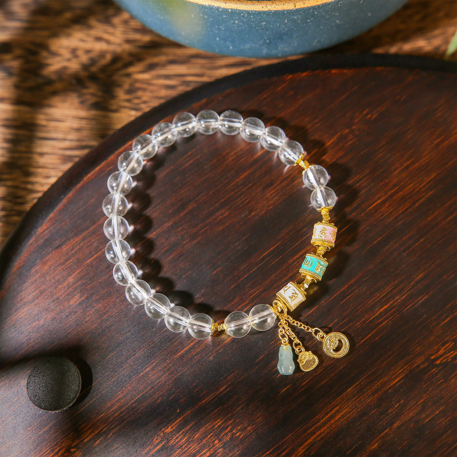

Браслет из бусин из прозрачного кварца с эмалевыми и аквамариновыми подвесками – Яркие украшения в богемном восточном стиле