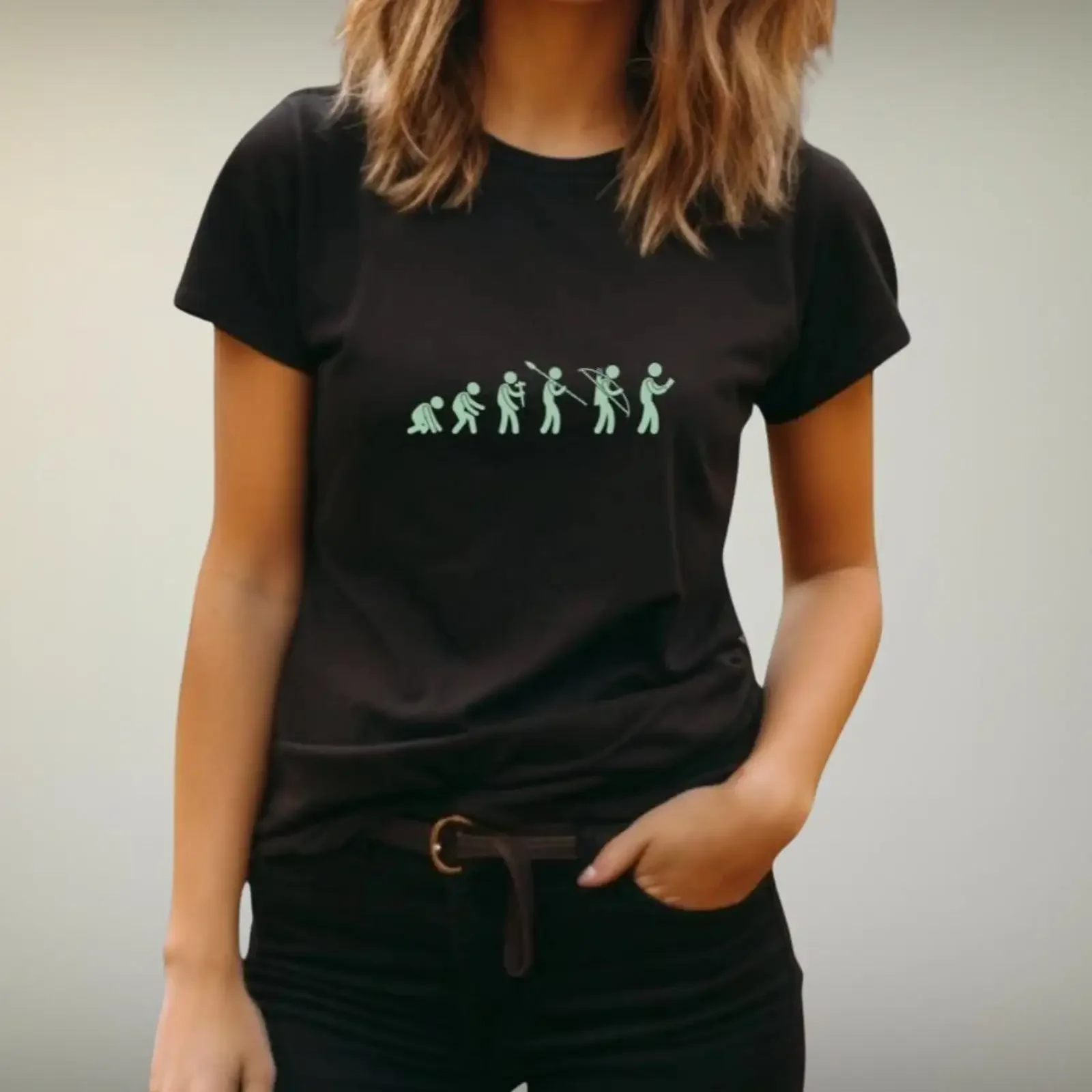 T-shirt « Evolution of Man » – Humour Tech Vintage – Tissu Lavé Extensible Confortable – Vêtement de Créateur – Haut pour le Quotidien