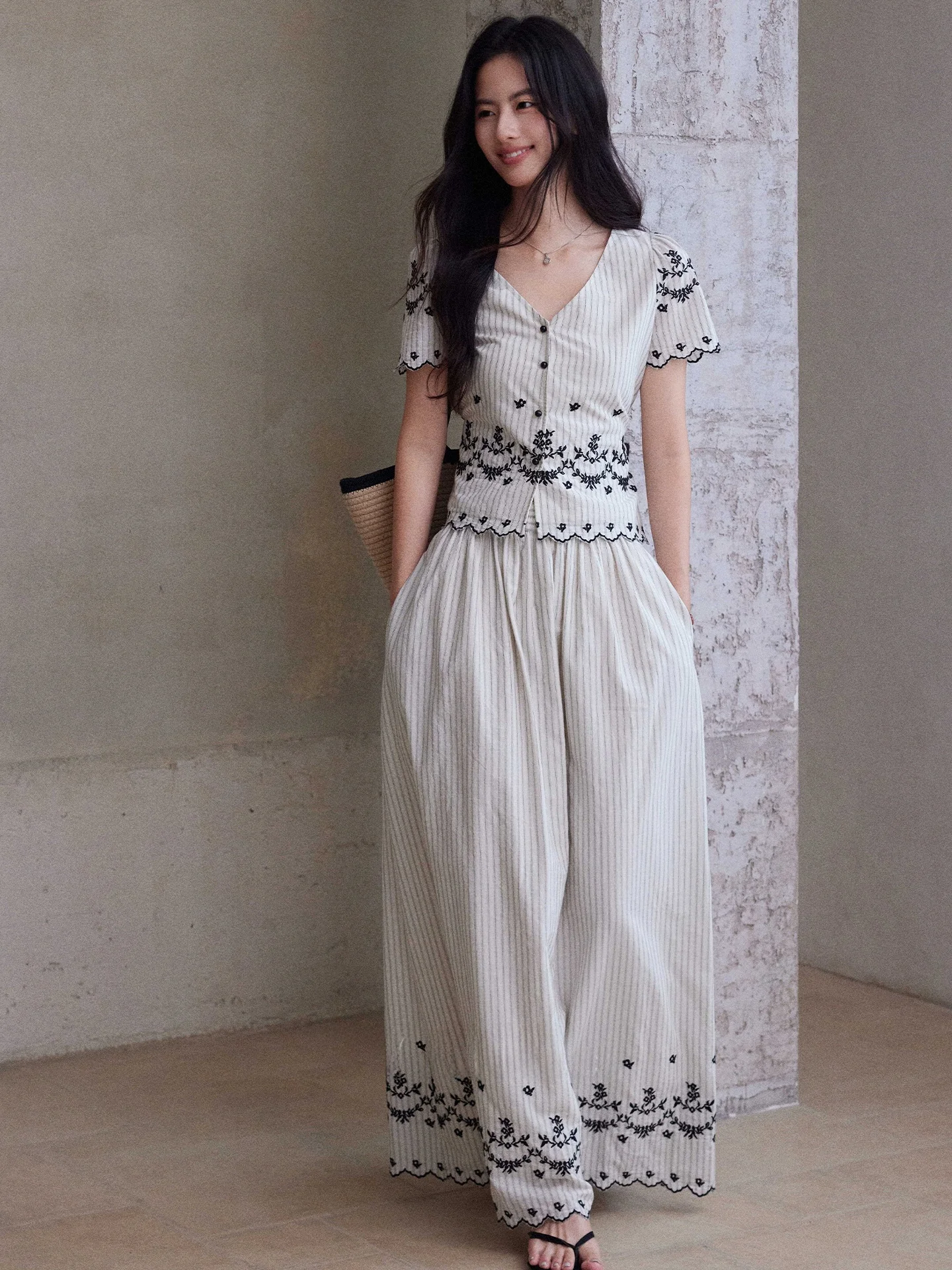 

Элегантный комплект из рубашки и юбки с вышивкой, оборками и полосками, с завышенной талией, для женщин, из хлопка, весенний, модный, во французском стиле, на пуговицах, с V-образным вырезом