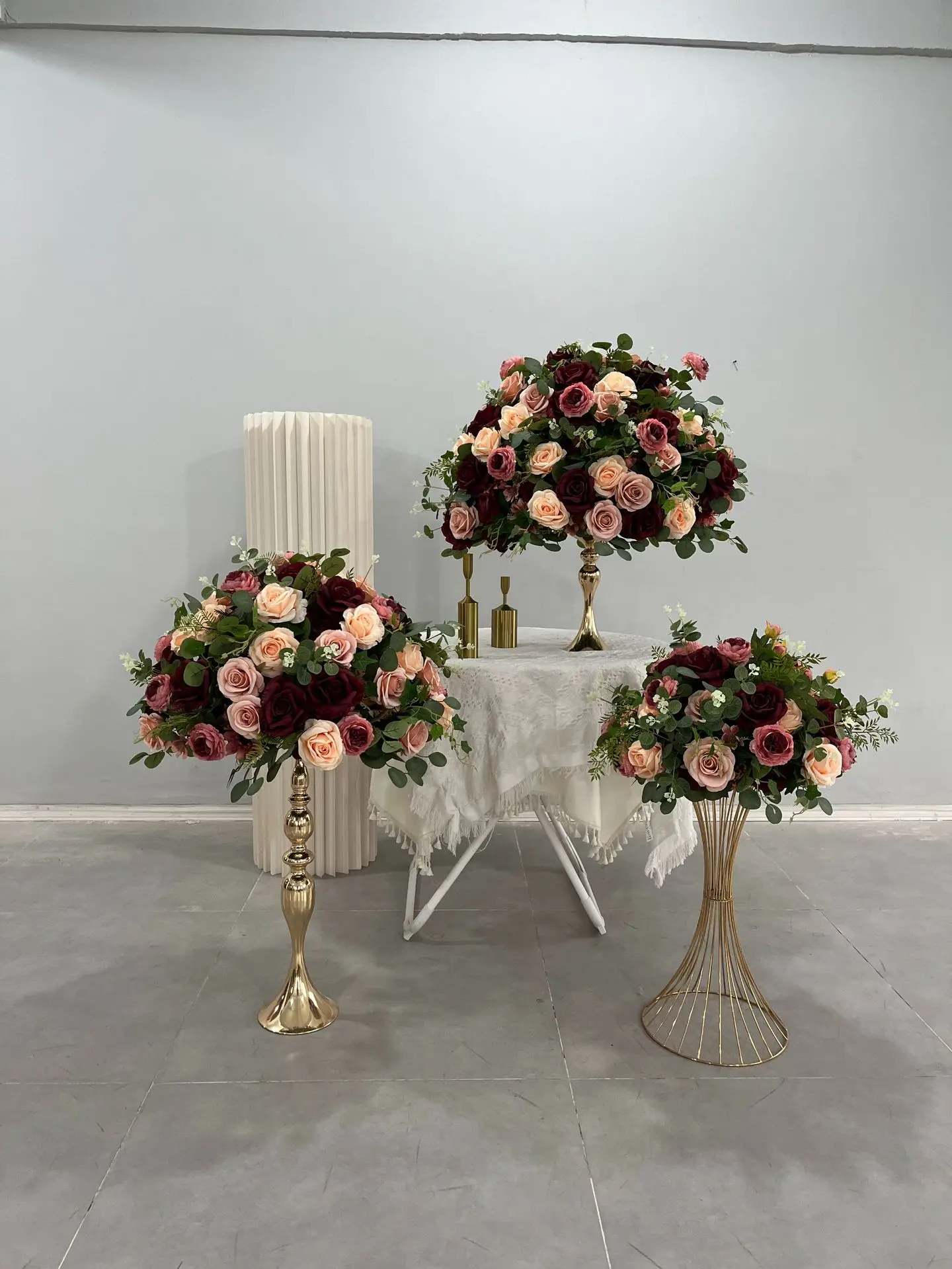 Großhandel Tiefrote Künstliche Rosenblütenkugel Blumenreihe Hochzeits-Hintergrund Bogen-Dekoration für Verlobung, Heiratsantrag und Events – Detail 5
