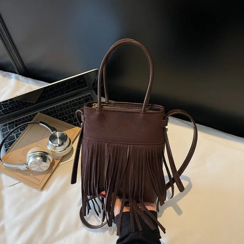 

Adorable Shell Shape Crossbody Bag Rivet Design 2025 New Model Maillard Color Portable