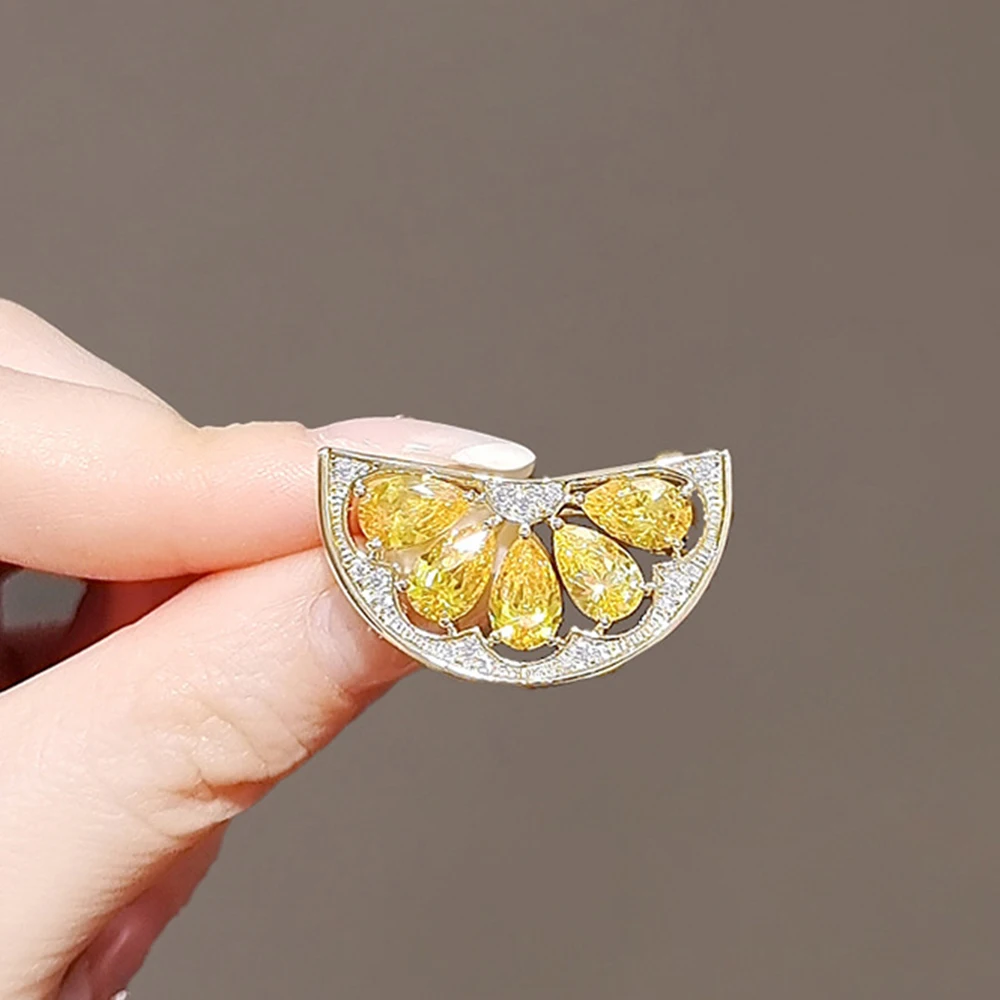 Delicate Cute Lemon Shape Brooches for  Women Fashion Yellow Crystal Fruit Creative Clothes Accessories Jewelry