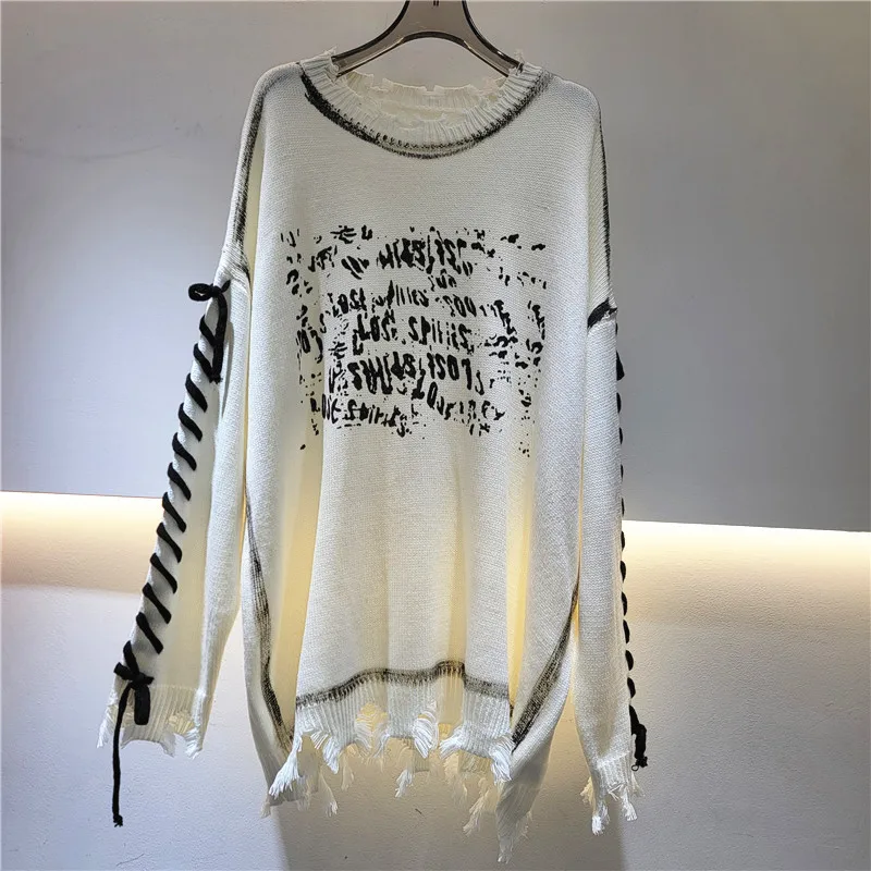 

Chic K-style printed sweater. Oversized, relaxed fit with a round neck. A versatile & slimming fall essential.