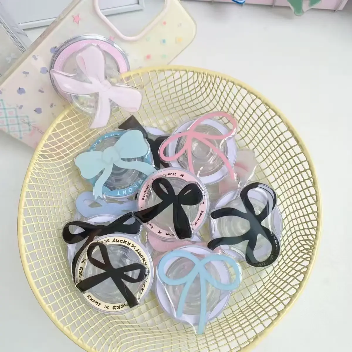 

New Design Bow Shaped Magnetic Bracket Cute Phone Airbag Back Sticker Strong Suction Magsafe Desktop Support Bracket