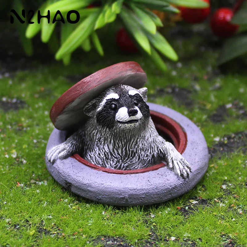 Raccoon Ornament Under Manhole Cover Garden Microlandscape Simulation Animal Resin Decor For Indoor/Outdoor Lawn, Tabletop Decor