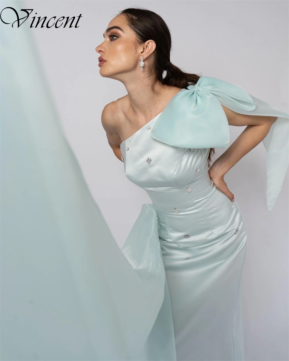 تخصيص رائعة السماء الزرقاء الساتان واحد الكتف فساتين لحضور الحفلات الموسيقية أنيقة القوس فساتين الحفلات رسمية لوحة قطار 2025 فساتين السهرة