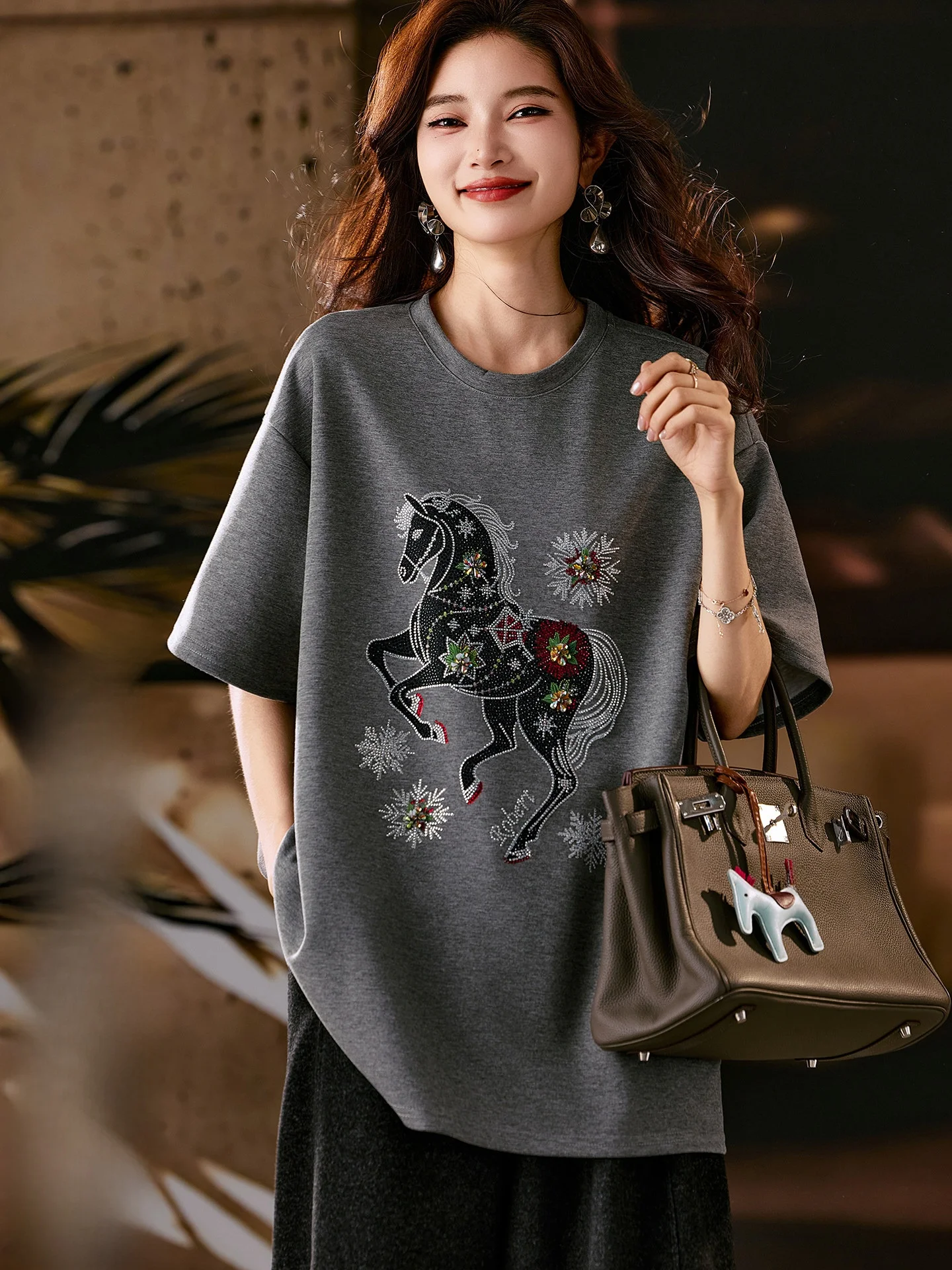 

Новинка: Женская свободная футболка Street Style с коротким рукавом, стразами, модный повседневный топ, зимняя коллекция, стандартный крой, полиэстер, хлопок.