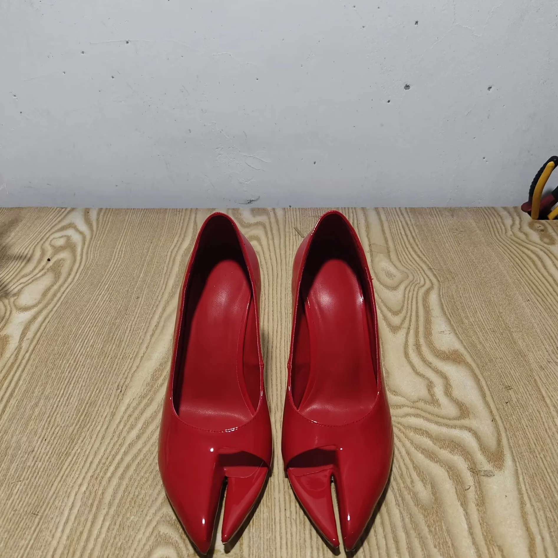 Red Split Toe Personality Pumps Stiletto British Style Patent Leather Women Party Casual New Stylish Pumps Zapatos Para Mujere