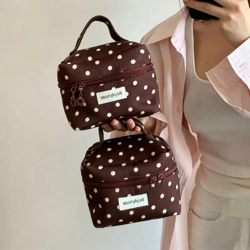 Koreanischer Retro-Stil, Aufbewahrungstasche mit Punktmuster, tragbar, für den Außenbereich geeignet, vielseitige Damen-Handtasche mit großem Fassungsvermögen, ideal als Kosmetiktasche. – Detail 6