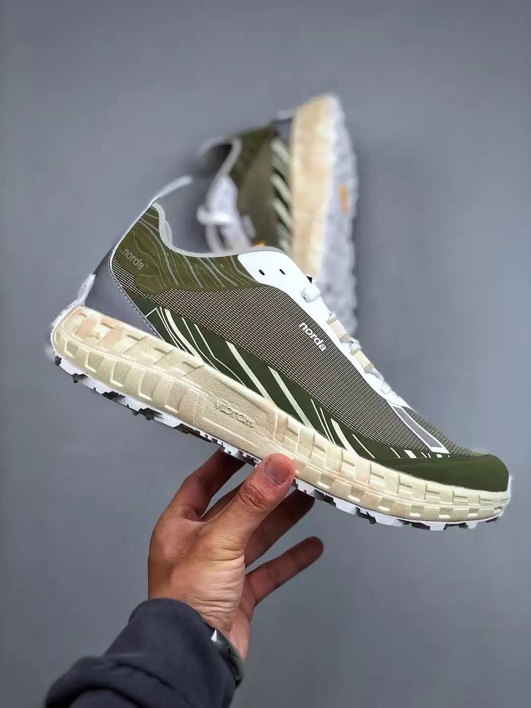 

New Arrival: Four Seasons 2025 Best-Selling High-Quality Unisex Outdoor Anti-Slip Walking Shoes with Superior Traction Excellent