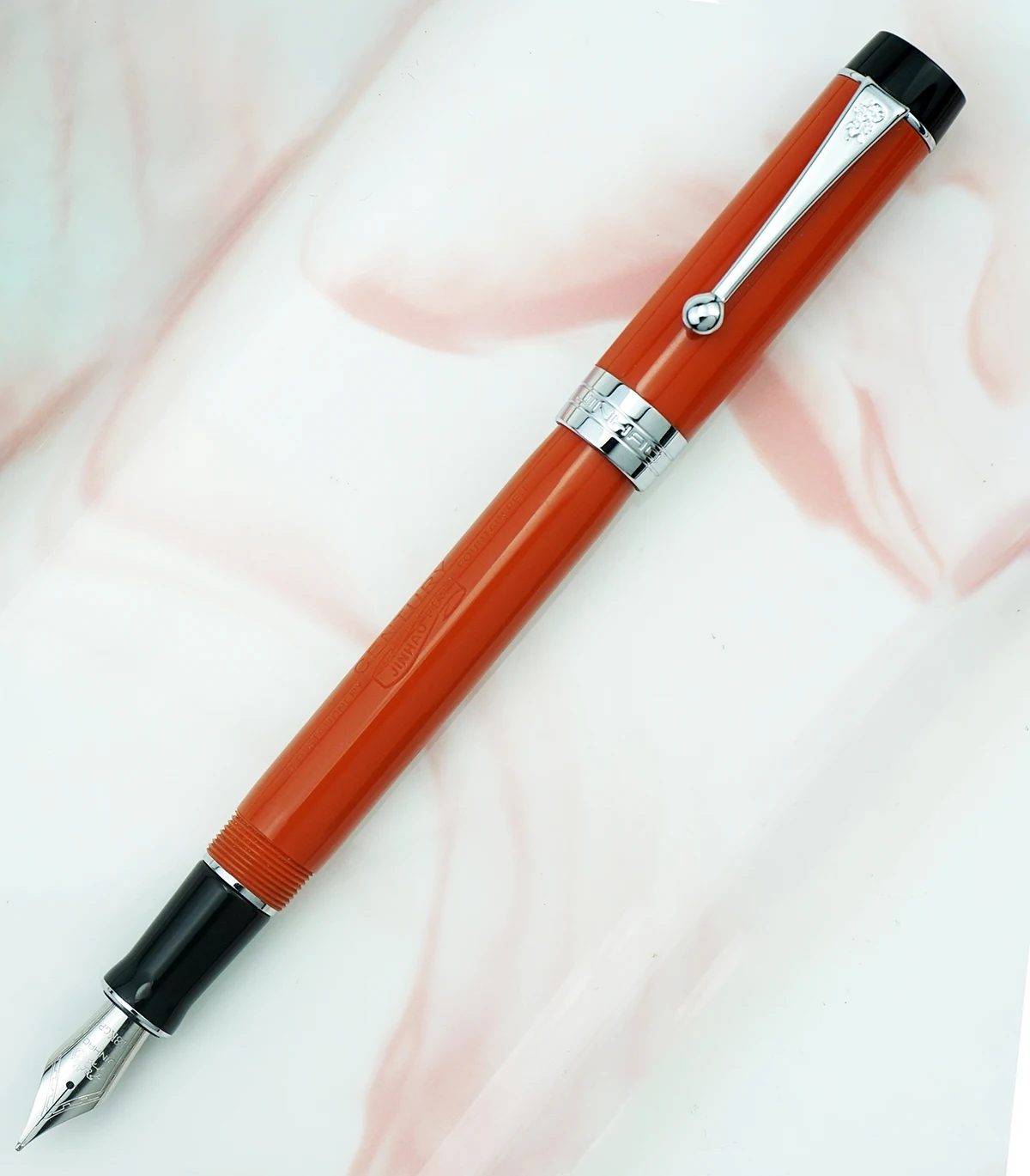 Jinhao 100 المئوية الراتنج قلم حبر أحمر مع شعار Jinhao EF/F/M/عازمة بنك الاستثمار القومي محول الكتابة مكتب الأعمال هدية قلم حبر