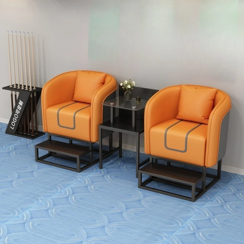 Sofá sofisticado na sala de bilhar, combinação de sofá na sala de xadrez e cartas