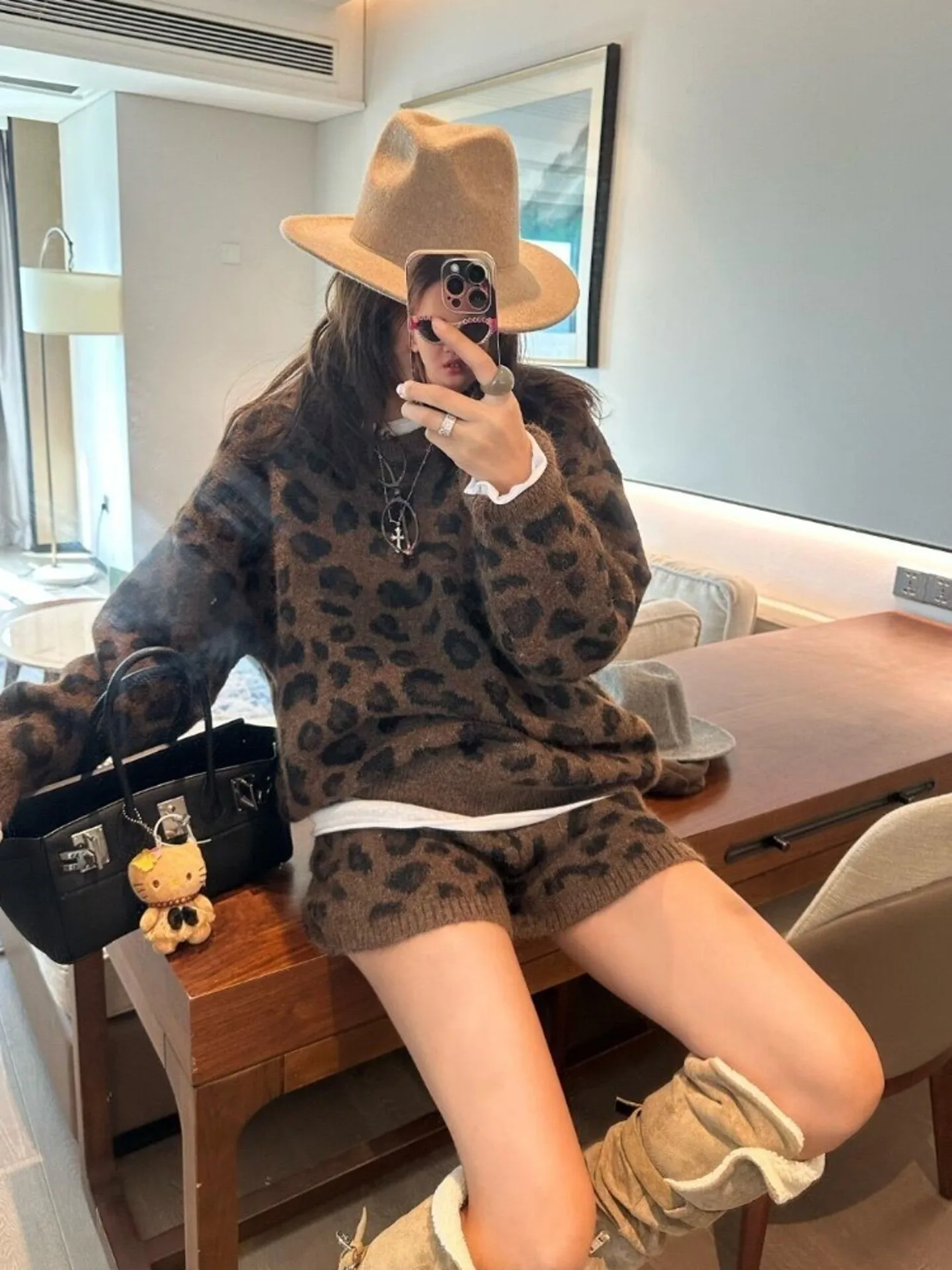 

Шикарный комплект свитера с леопардовым принтом, женский осенне-зимний коричневый вязаный топ и шорты из двух предметов, стильная уютная одежда для дома, приятная для миниатюрных размеров