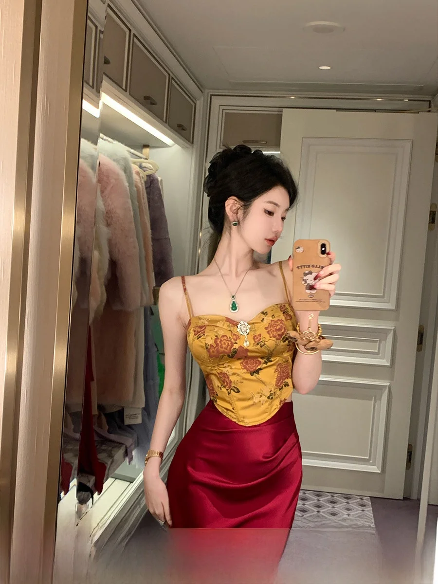 

Летний комплект из двух предметов: топ с вышивкой пионов и юбка А-силуэта. Модный набор Luy Carp Add Happin.