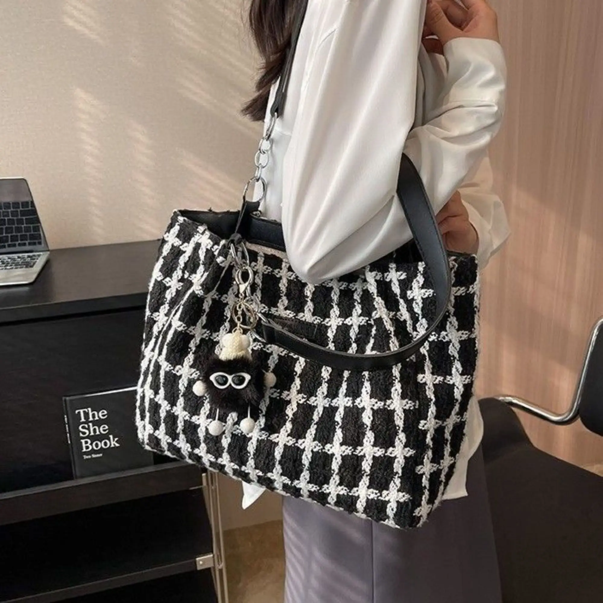 

2024 New Fashionable Versatile College Student One Shoulder Commuter Tote Bag