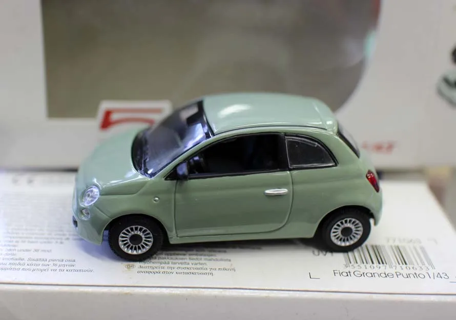 Новая модель автомобиля Nuova 500 в масштабе 1/43, литые игрушечные машинки из сплава для коллекции, подарок Новая модель автомобиля Nuova 500 в масштабе 1/43, литые игрушечные машинки из сплава для коллекции, подарок