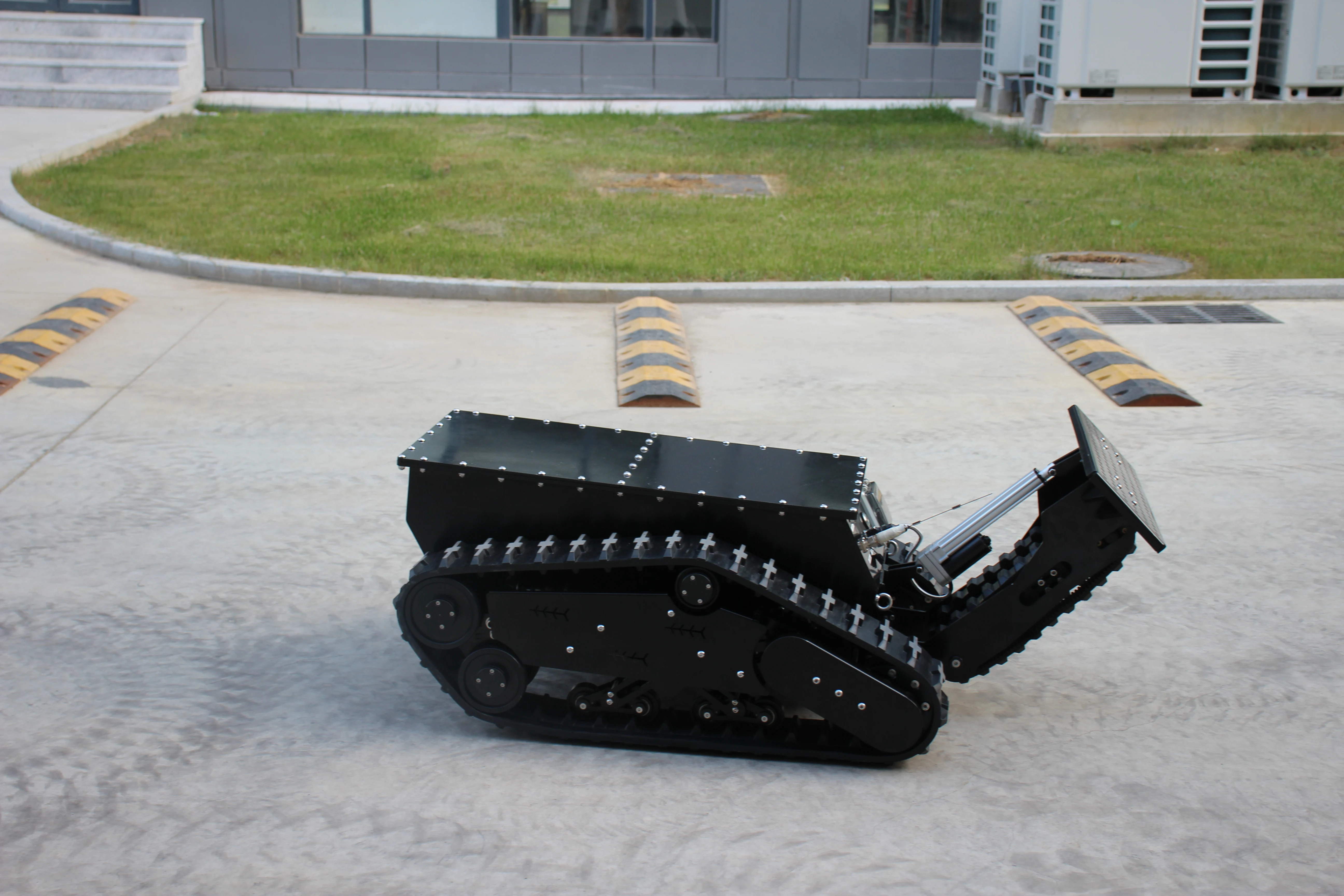 PLT-1000 1500w Electric Atv Motor Drive Rubber Tracked Robot Tank Chassis Platform for Sand and Multi Function Development