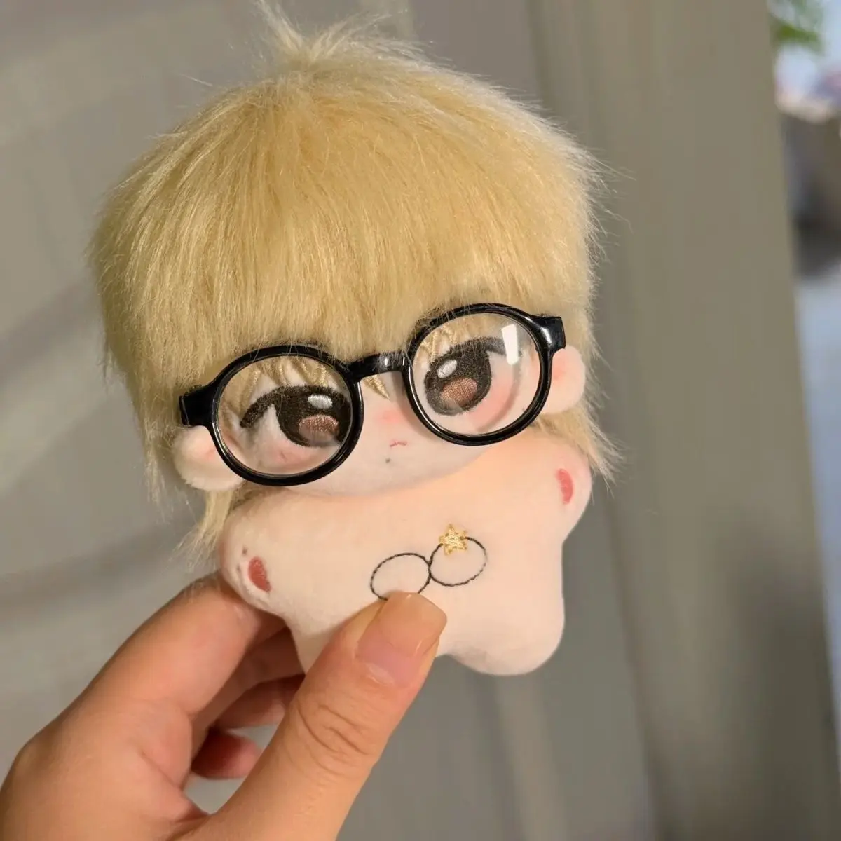 Wypchana 10cm Przystojny Chłopiec The8 Urocza Bawełniana Pluszowa Lalka Kreatywna Zawieszka do Plecaka lub Prezent Urodzinowy dla Dzieci i Dorosłych, Kolekcja dla Fanów