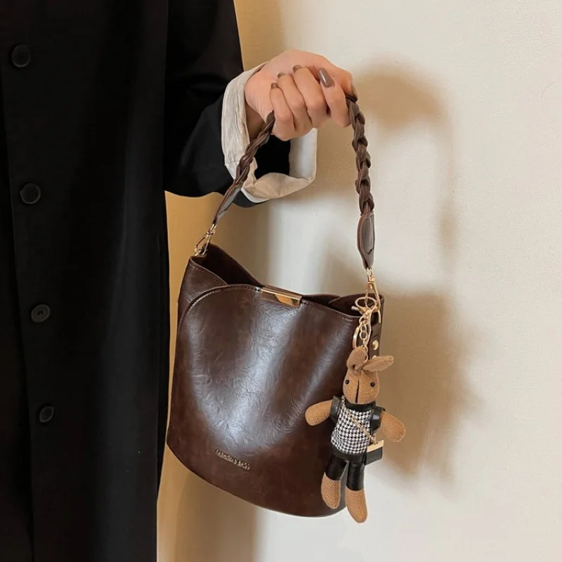 Elegancka torebka damska wykonana ze skóry nubukowej, o swobodnym, szwajcarskim, wysokiej jakości, lekkim, miękkim stylu do noszenia na co dzień.