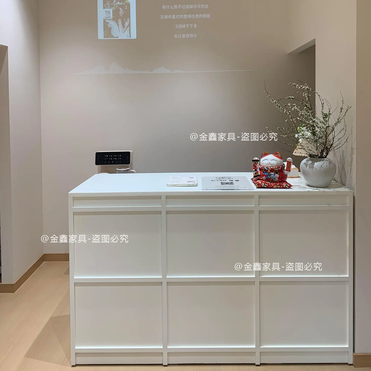 

Milky white paint bar checkout page store small clothing store light luxury high sense front desk women's clothing store counter