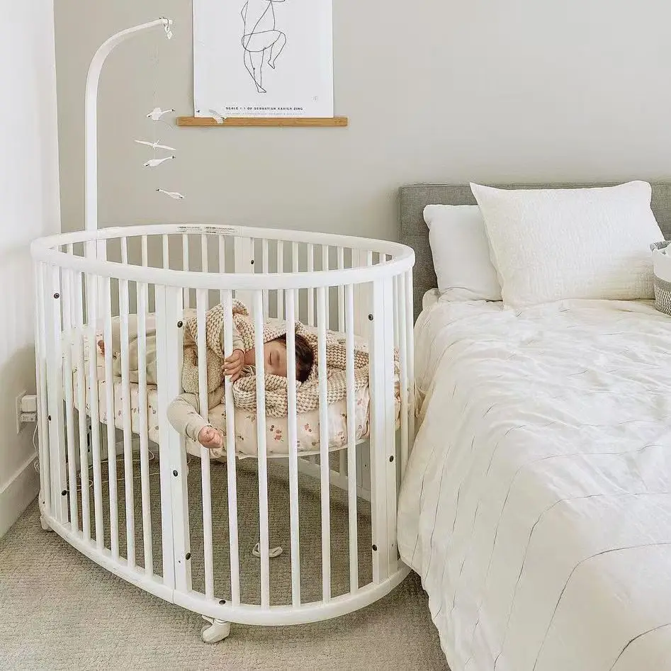 تتضمن مرتبة سرير أطفال من الخشب الصلب مهد أطفال حديثي الولادة متعدد الوظائف وخالي من الطلاء سرير كبير متحرك للأطفال