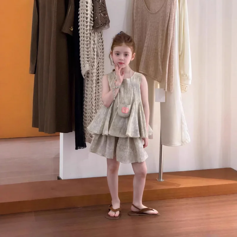 

26 новых летних нарядов для девочек: свежий и стильный топ без рукавов и повседневный шикарный комплект из юбки-брюк для маленьких детей.