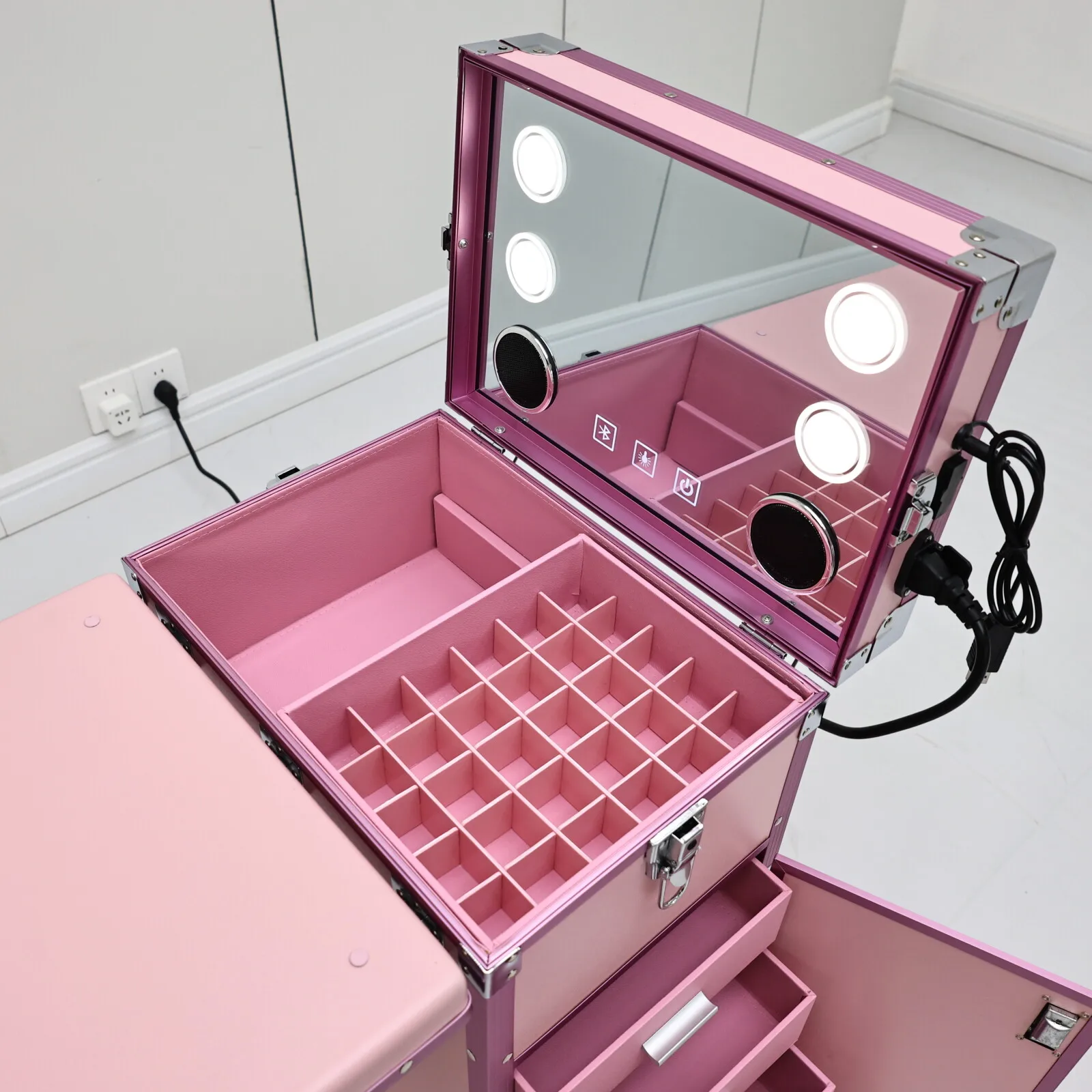 Rosa, tragbarer Manikürtisch mit LED-Spiegel, Schubladen und Rollen, zusammenklappbarer, rollbarer Nagelstudio-Tisch mit Stuhl, Salonmöbel für Nageldesigner. – Detail 15