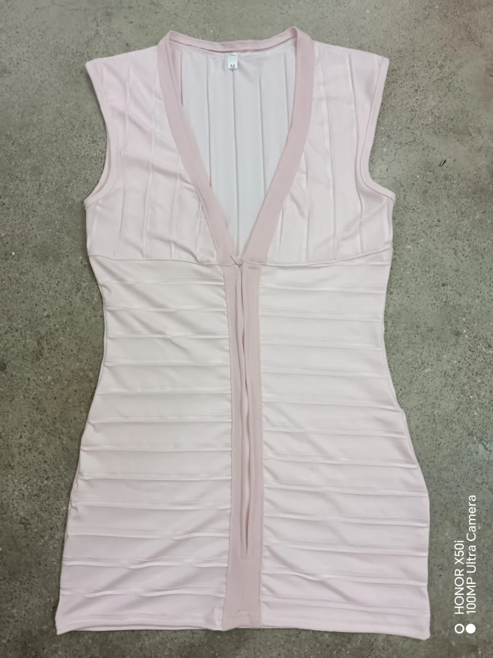 Europäisches und amerikanisches Kleid mit tiefem V-Ausschnitt, ärmellos, mit Reißverschluss, schmal geschnitten, im Spice-Girl-Stil, Partykleid mit Hüftbetonung, modisch und neu. – Detail 12