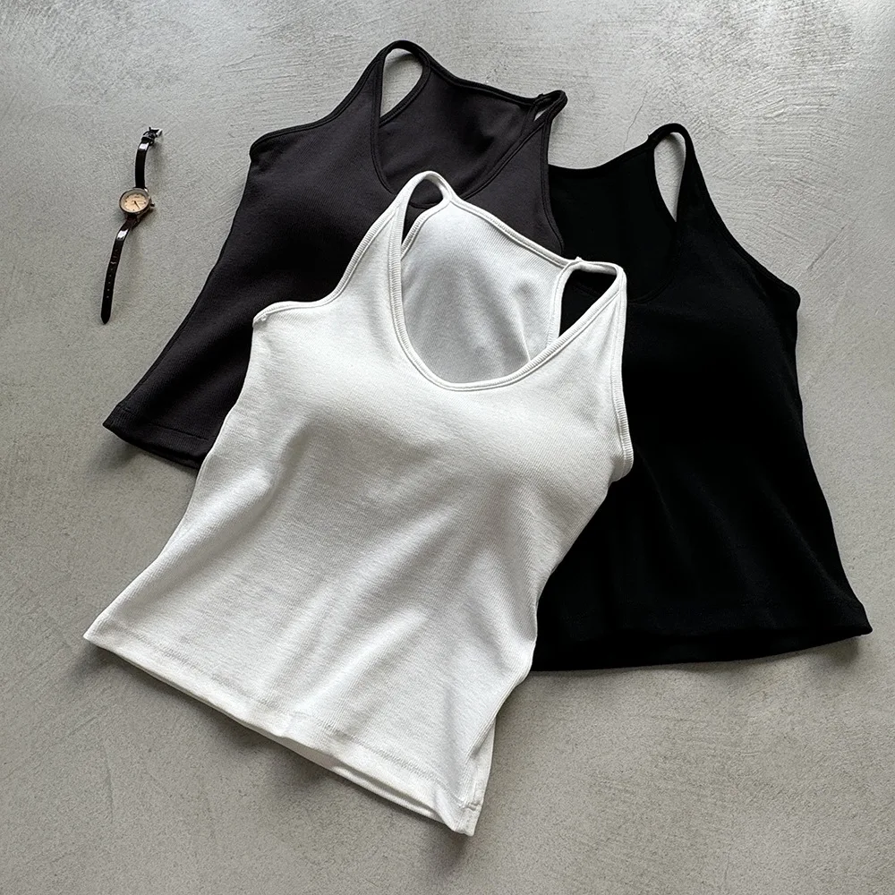 

Women's summer slim top with neck hanging and camisole featuring a chest cushion and an integrated inner layer for a slim fit