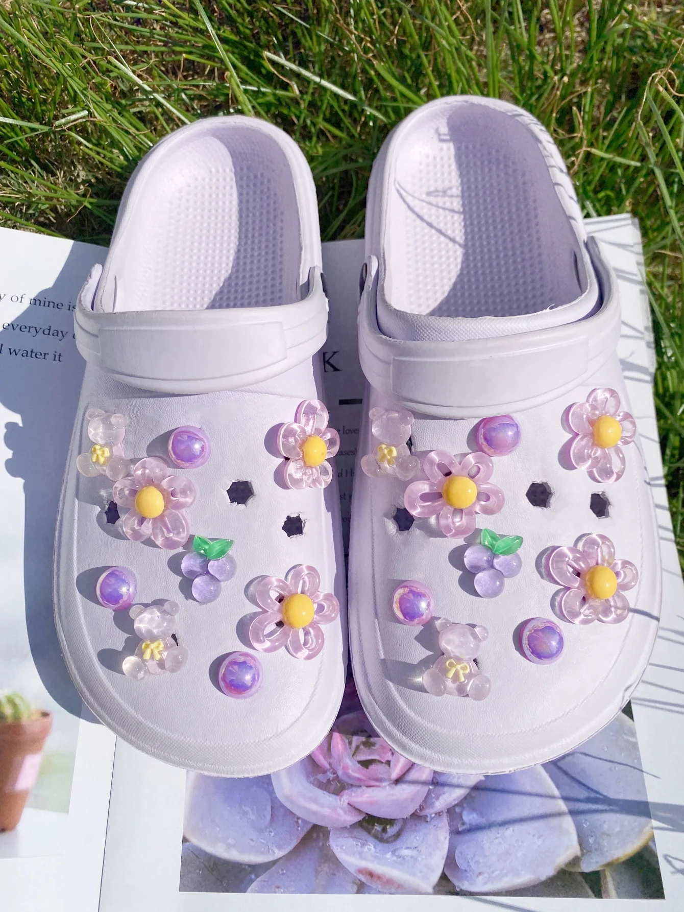 

18 purple flowers bear grapes, ABS pearls DIY detachable shoe accessories, suitable for women sandals, slippers, beach bag multi