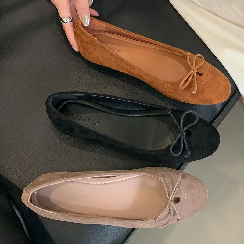 Sepatu selop datar wanita, alas kaki datar dengan sepatu gaya pita kupu-kupu ujung bulat desainer dangkal balet